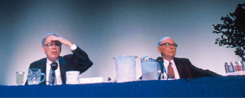 巴菲特(左)與查理·蒙格(右)是合作超過50年的事業夥伴，兩人常常在股東會上分享自己的投資觀點和智慧，是在投資界中被視為典範的兩個靈魂人物。（圖片來源：《窮查理的普通常識》）